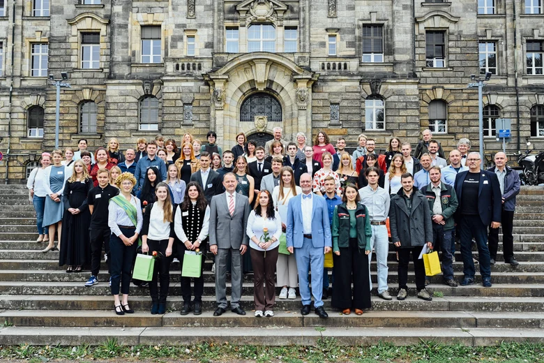 Gruppenfoto der besten Absolventinnen und Absolventen auf der Freitreppe der Staatskanzlei