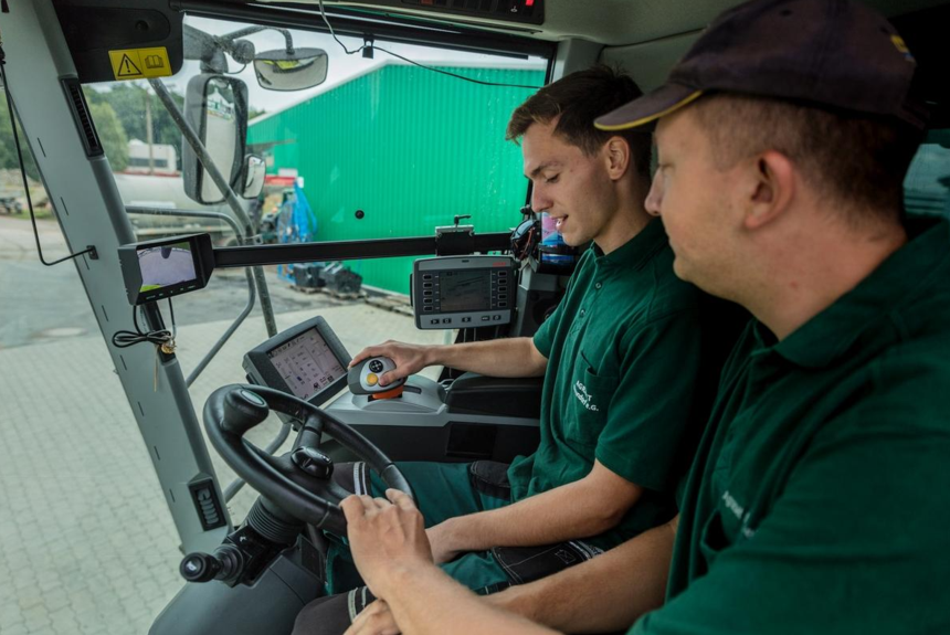 Lehrausbilder mit Lehrling in Traktor