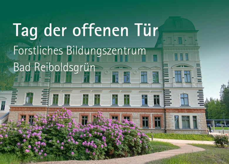 Foto des Forstlichen Fortbildungszentrums in Bad Reiboldsgrün, mit Schriftzug: »Tag der offenen Tür«