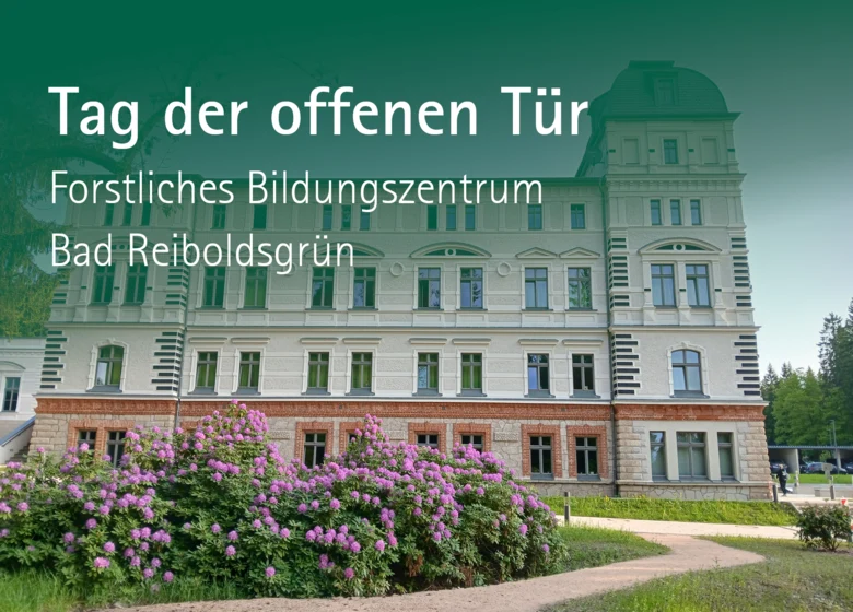 Foto des Forstlichen Fortbildungszentrums in Bad Reiboldsgrün, mit Schriftzug: »Tag der offenen Tür«